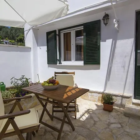Yannis Nest Lakka (Paxos)
