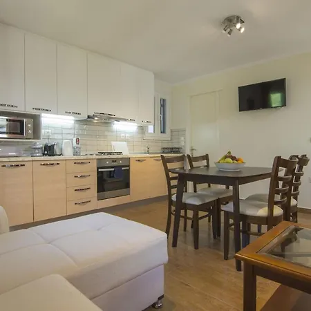 Yannis Nest Apartment *